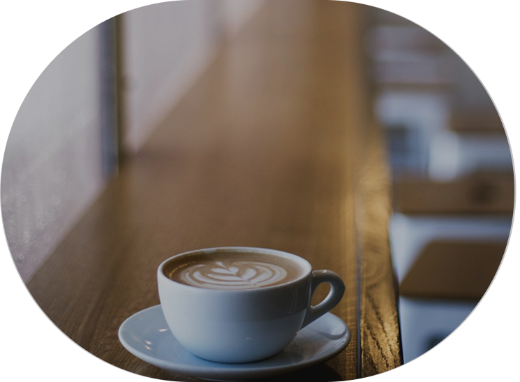 カフェラテが置かれたテーブルの背景